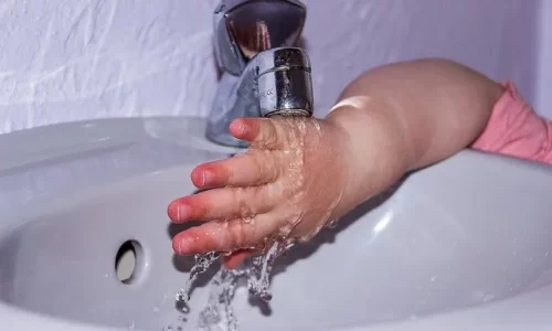 toddler-hand-g8ccbe9390_640